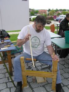 Experimentalarchäologie - Knochen schnitzen.jpg