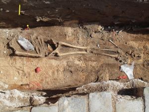 St. Michael-Friedhof Skelett 2.jpg